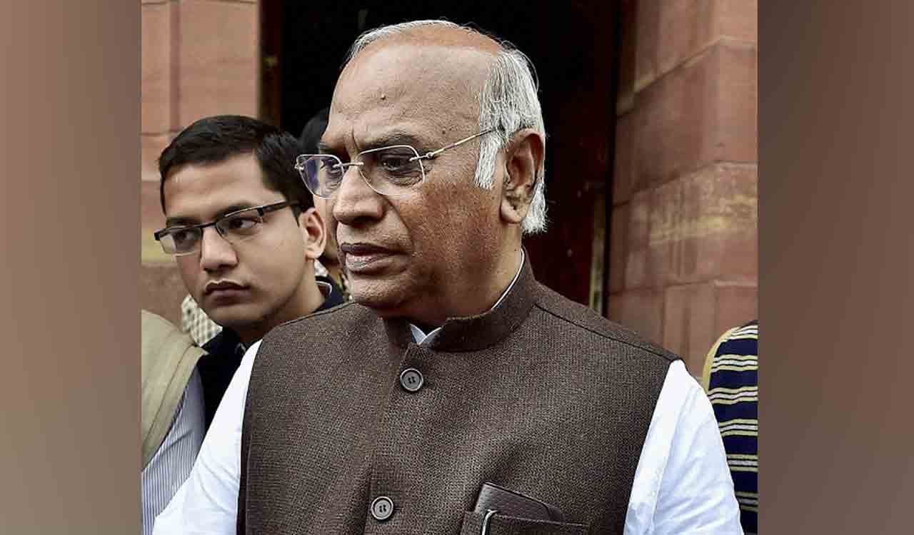 Mallikarjun Kharge pays tributes to Pulwama heroes