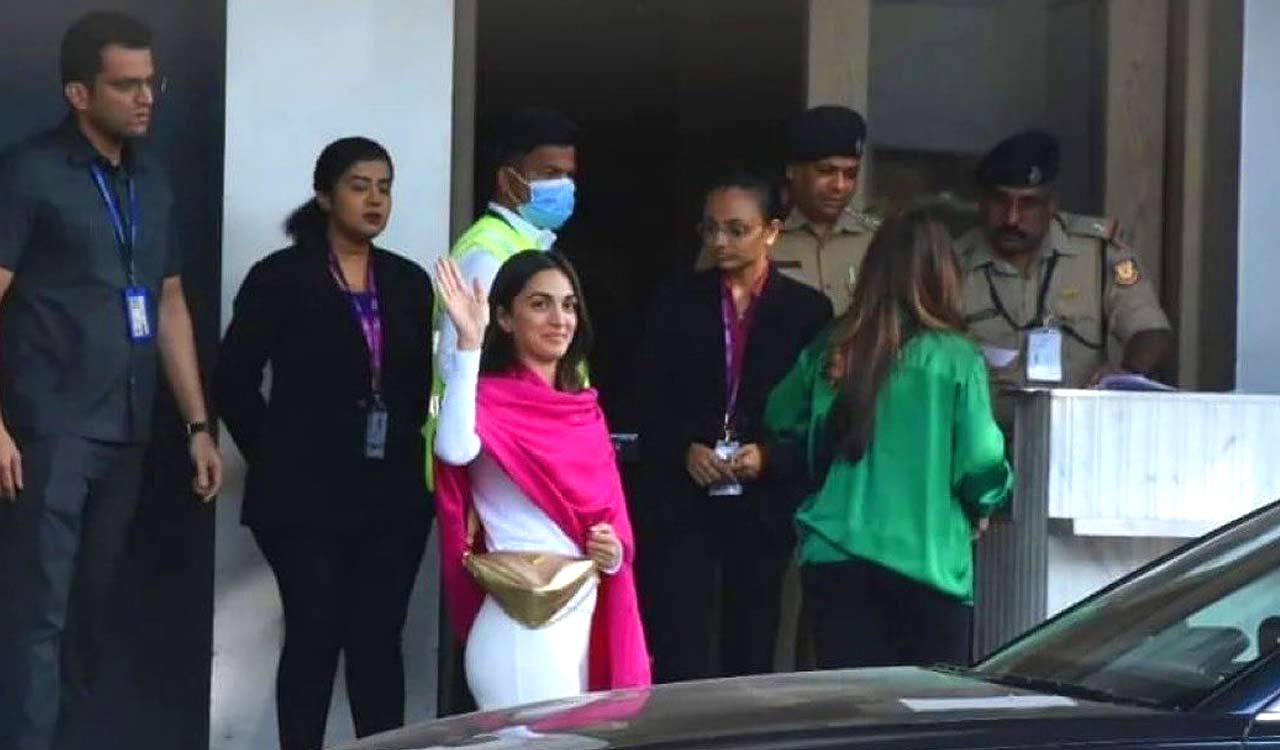 Kiara Advani flaunts her glow, snapped at airport amid wedding rumours