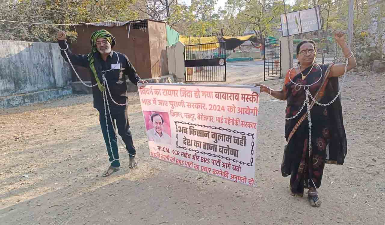 Farmer couple from Maharashtra reach Hyderabad on foot, supporting BRS
