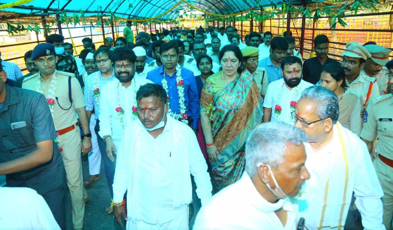 Mulugu: Mini jatara commences at Medaram 