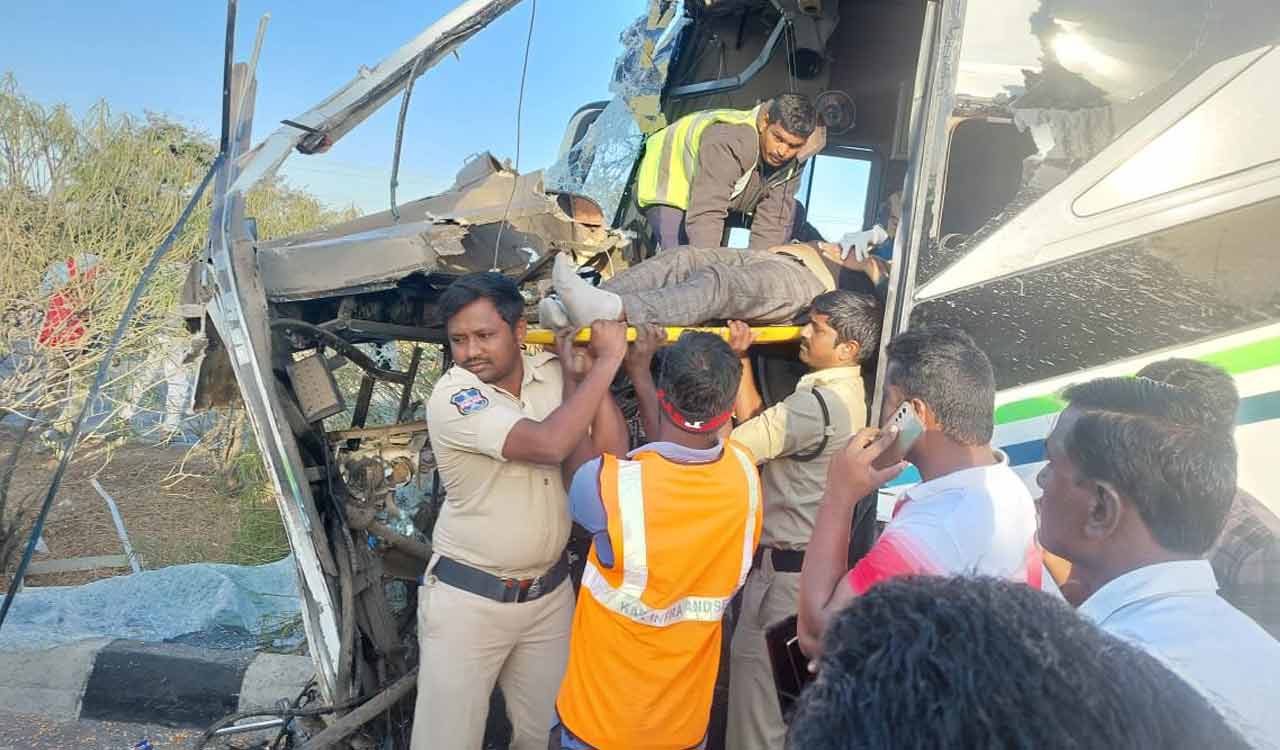Nizamabad: 15 injured after bus collides with lorry