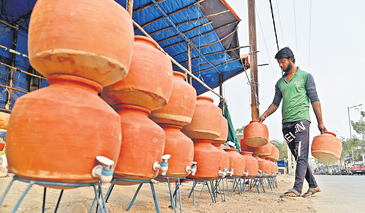 Sale of earthen pots soars with mercury in Hyderabad