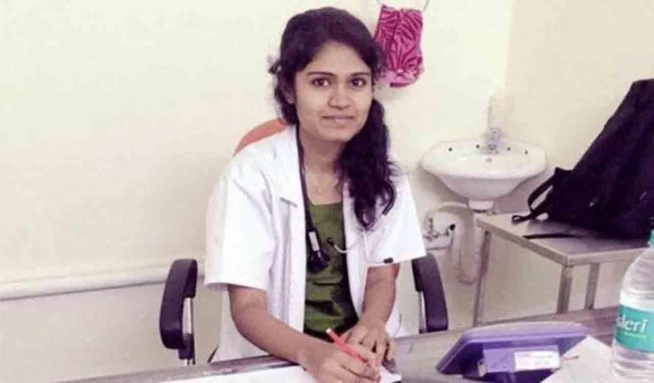 Last rites of KMC medical student Preethi performed in Jangaon