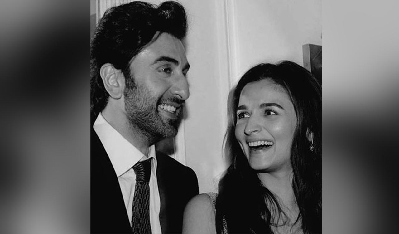 Ranbir Kapoor turns photographer for his “Best actor” wife Alia Bhatt