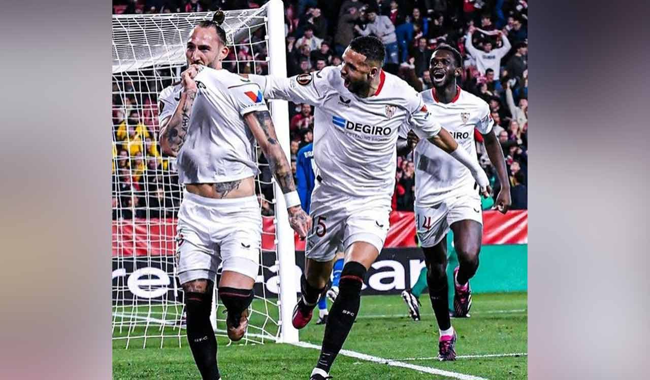 Sevilla beats PSV, Barca draw Man Utd in Europa League