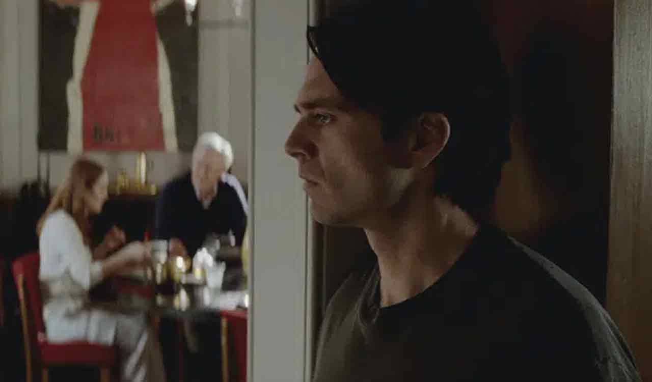 Review: Con artists accumulate in the slinky ‘Sharper’