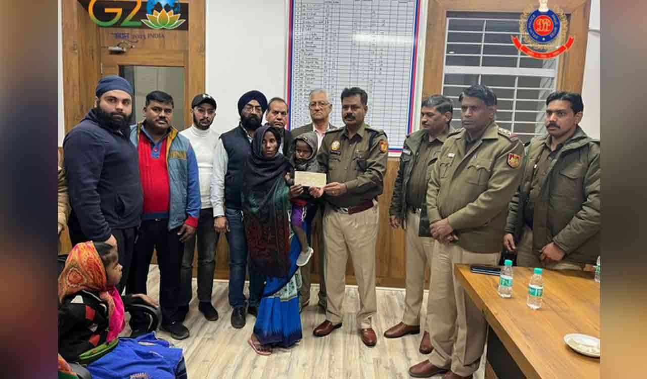 Delhi Police sets example, hands over money collected to Sadar Bazar blast deceased’s family