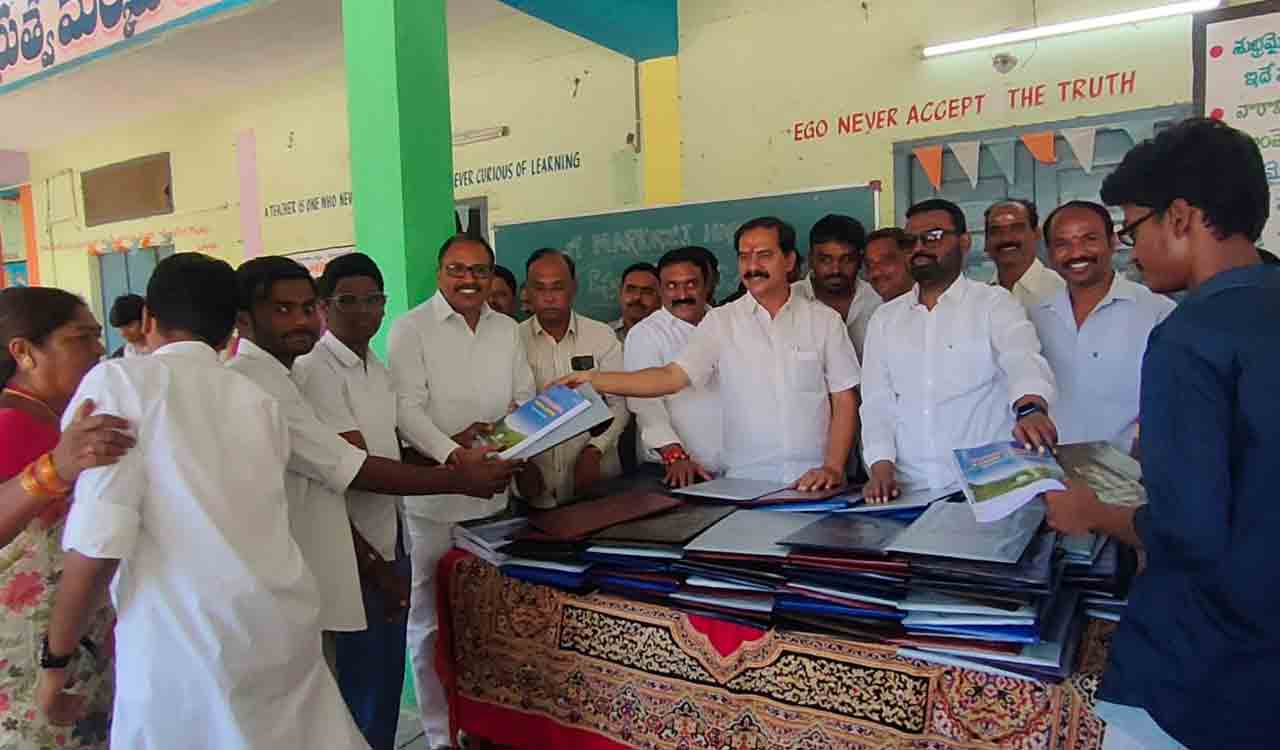 Hanamkonda: MLA Vinay Bhaskar distributes study material to 295 students