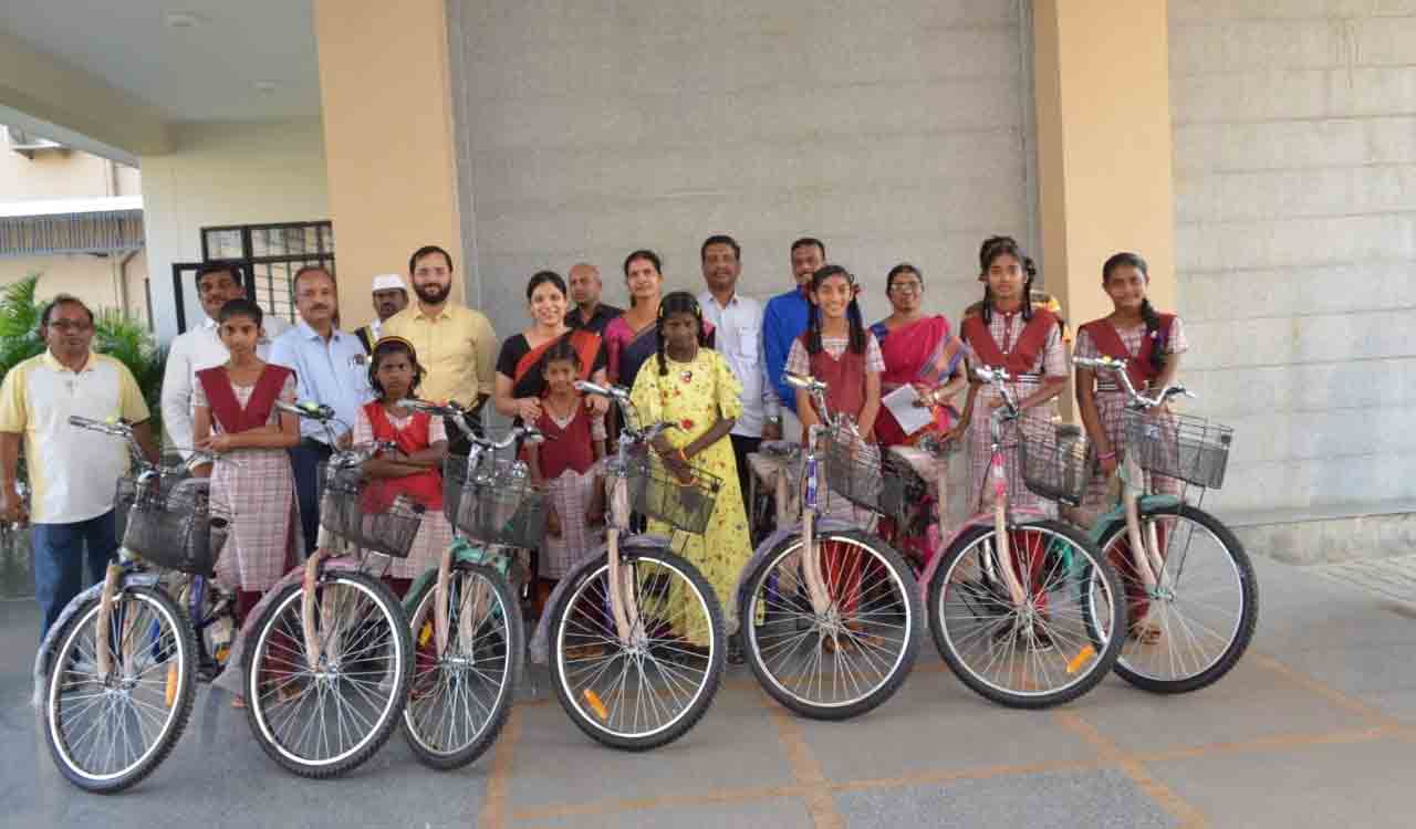 Yadadri-Bhongir Collector distributes bicycles to girl students