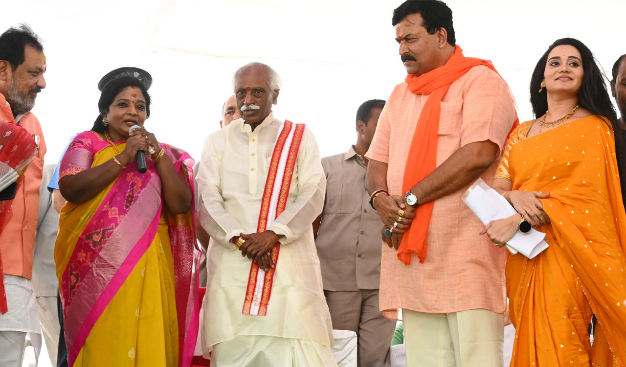 Governors Tamilisai, Dattatreya offer prayers at Renuka Yellamma Temple