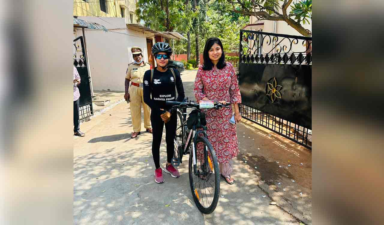 Madhya Pradesh woman’s bicycle yatra reaches Karimnagar