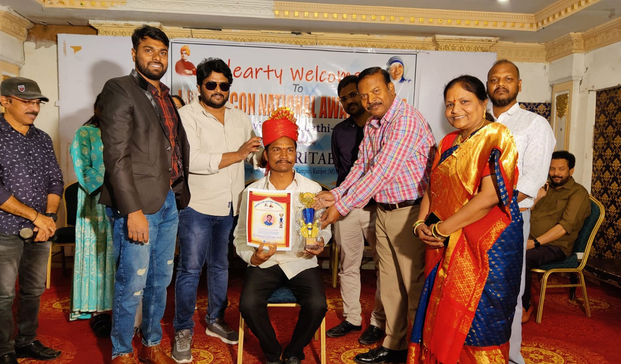 Telangana: Leaf artist from Sangareddy honoured with Indian Icon award
