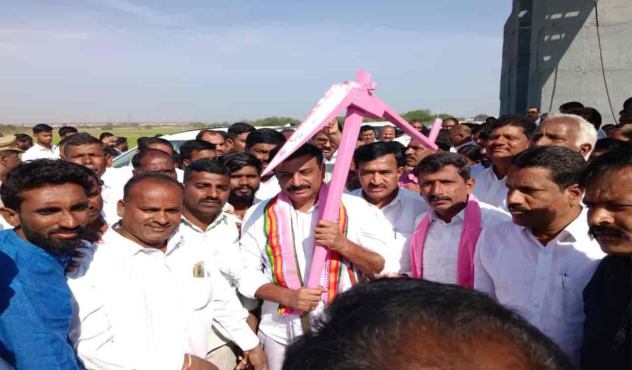 Kaleshwaram water released into Kudavelly stream by Medak MP