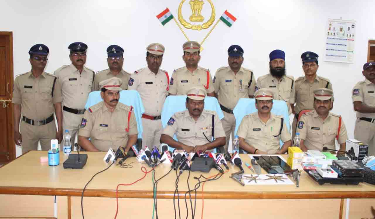 Gang that looted Flipkart, Haldiram lorries nabbed in Adilabad