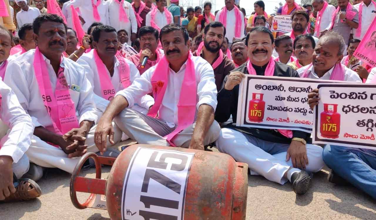 BRS stages protest against LPG price hike in erstwhile Medak