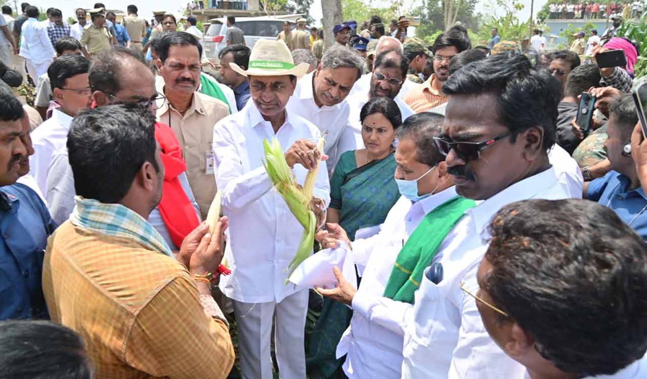 Farmers narrate their woes to CM K Chandrashekhar Rao in Mahabubabad