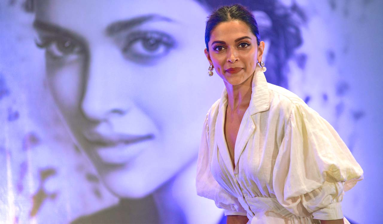 Deepika Padukone poses, greets paps at Mumbai Airport before flying to US for Oscars