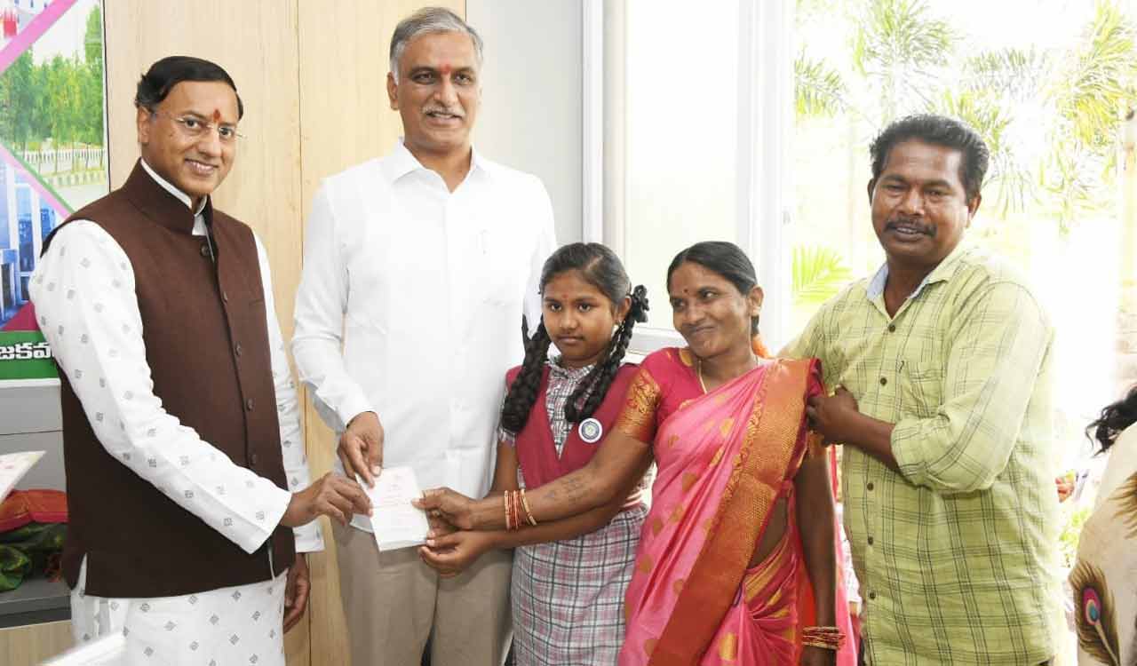 KIMS-Ushalakshmi Director Dr Raghu Ram donates Rs. 10 lakh to 37 girl students