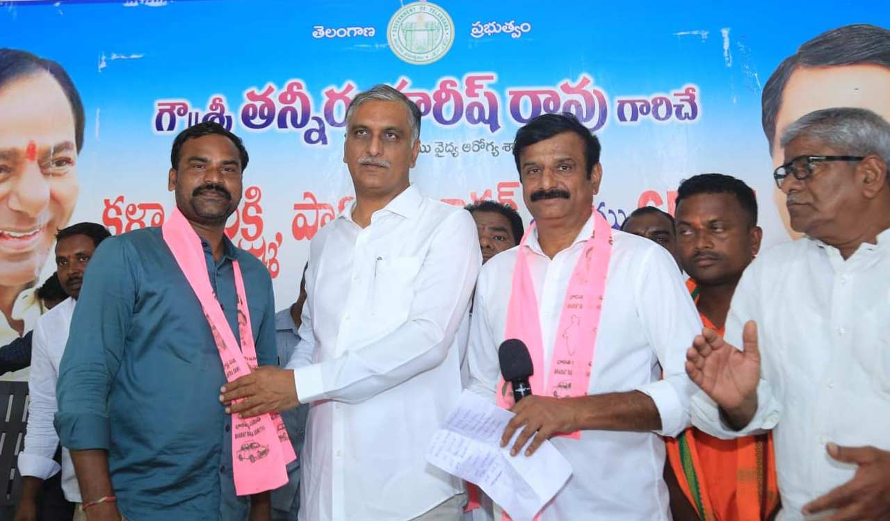 Siddipet: BJP cadre from Dubbaka join BRS