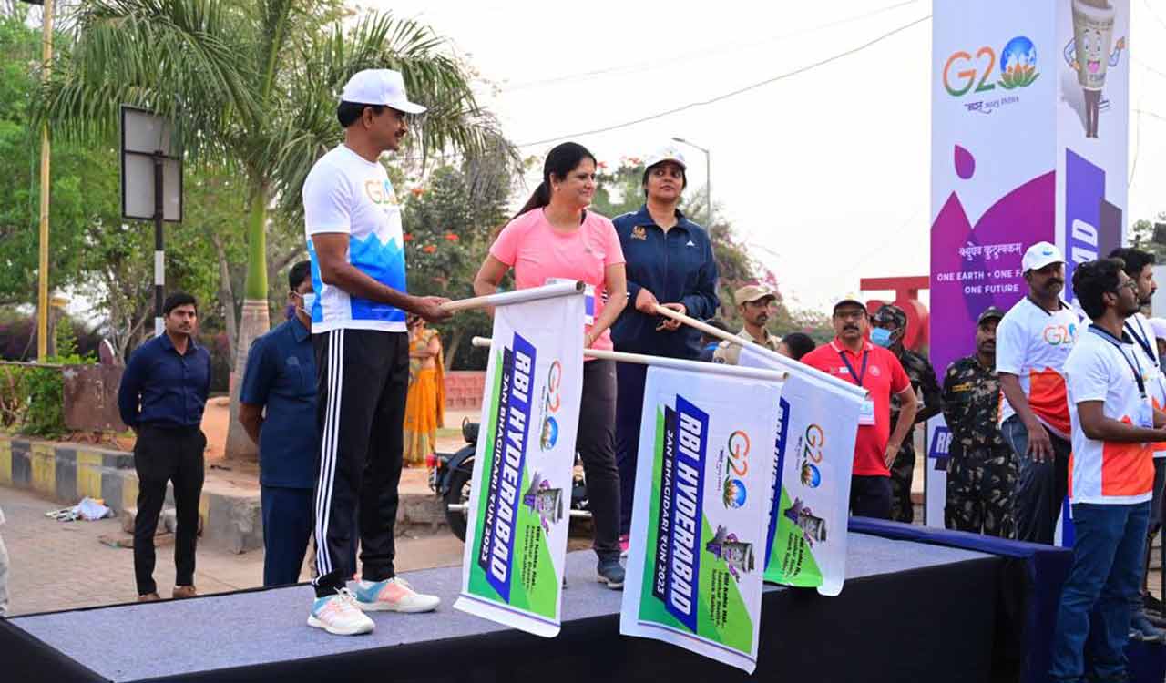 Hyderabad CP CV Anand flags off ‘Janbhagidari’ 10K run at People’s Plaza