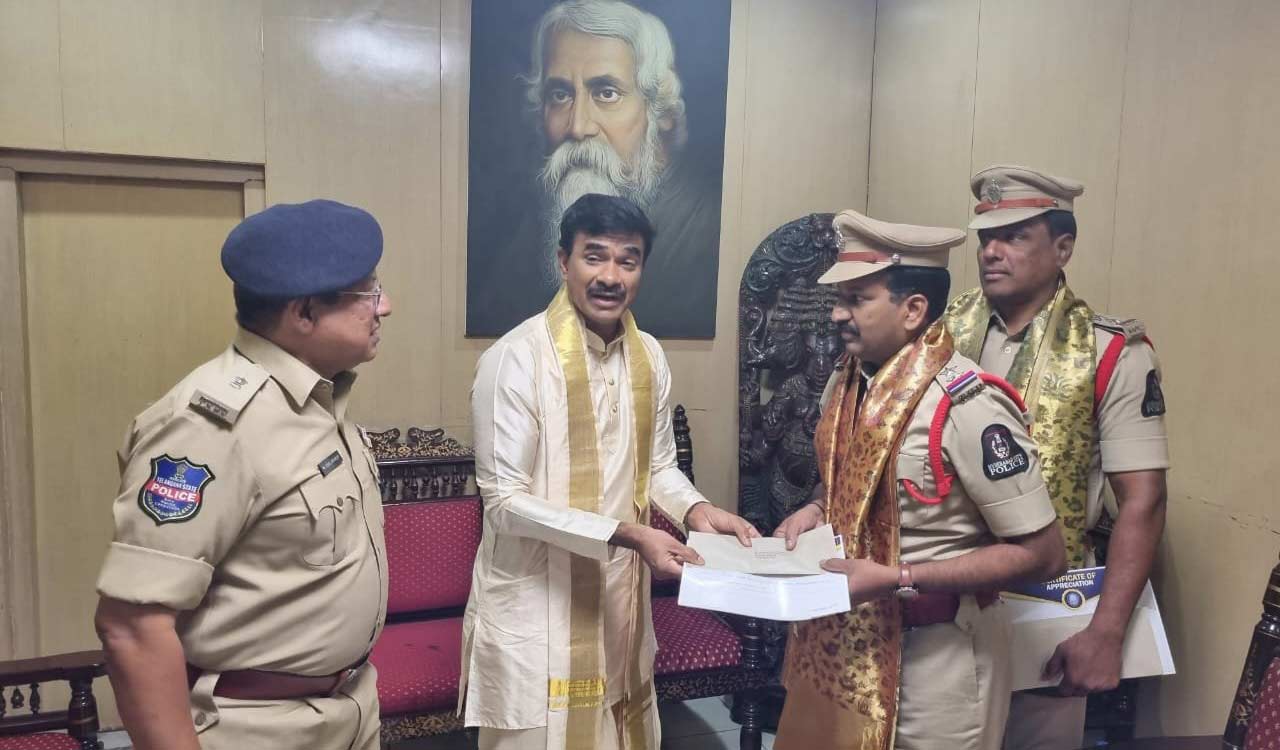 Hyderabad CP CV Anand felicitates Punjagutta Inspector, SI for saving lives