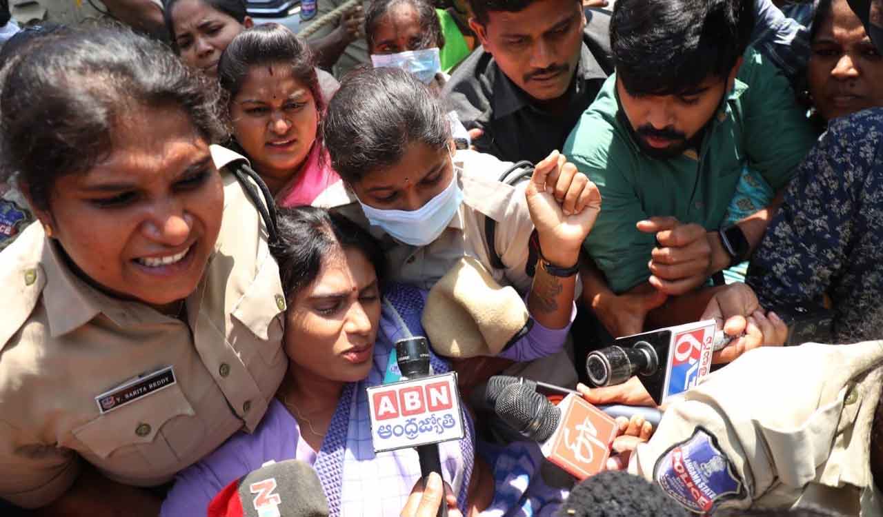 Hyderabad: YS Sharmila detained during protest at TSPSC office