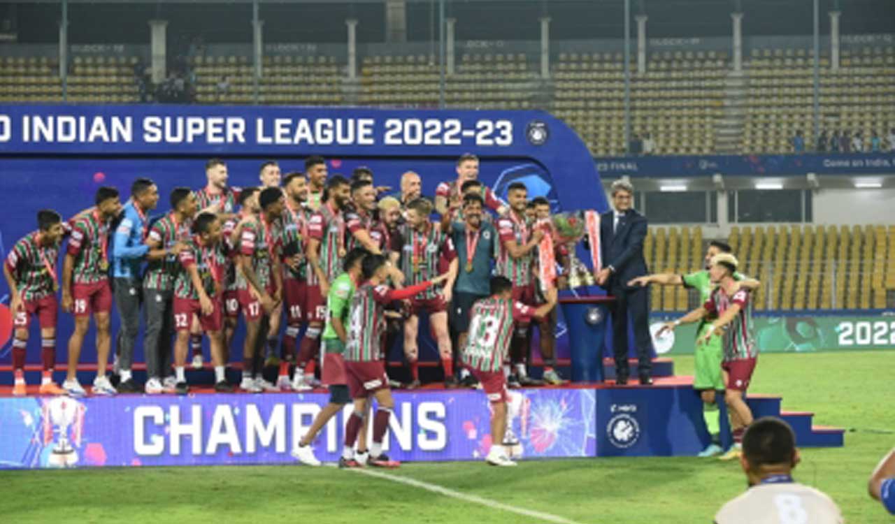 Isl Atk Mohun Bagan Lift Trophy After Thrilling Win Over Bengaluru Fc Telangana Today