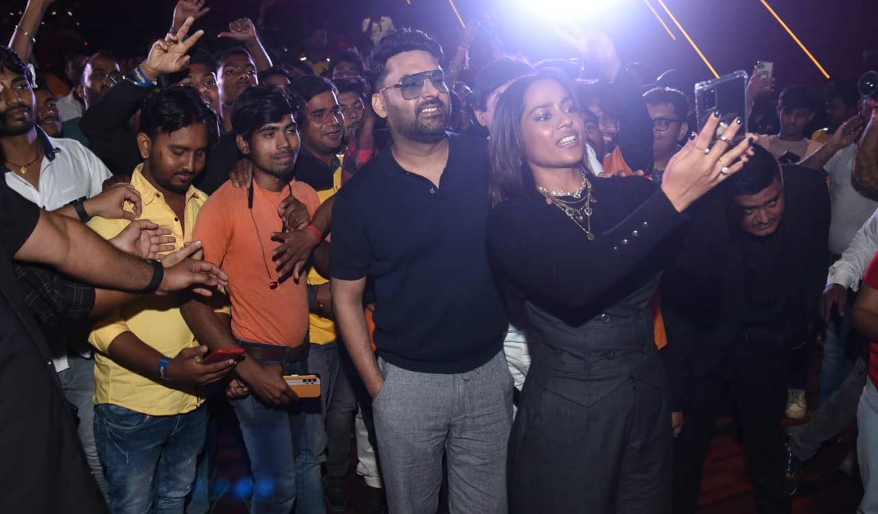 Kapil Sharma has special moment with delivery boys at screening of ‘Zwigato’