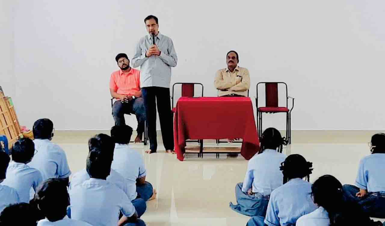 Khammam: Tenth class students told to give their best while writing exams