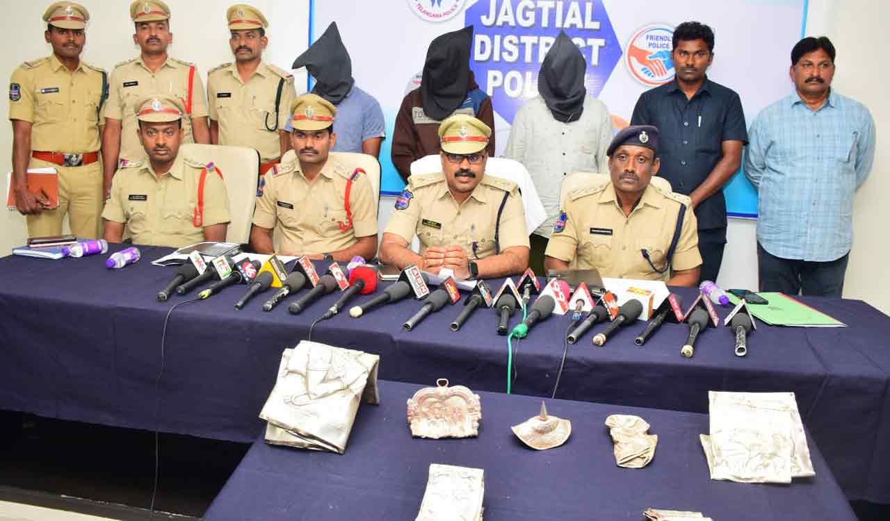 Jagtial police arrested three Kondagattu burglars