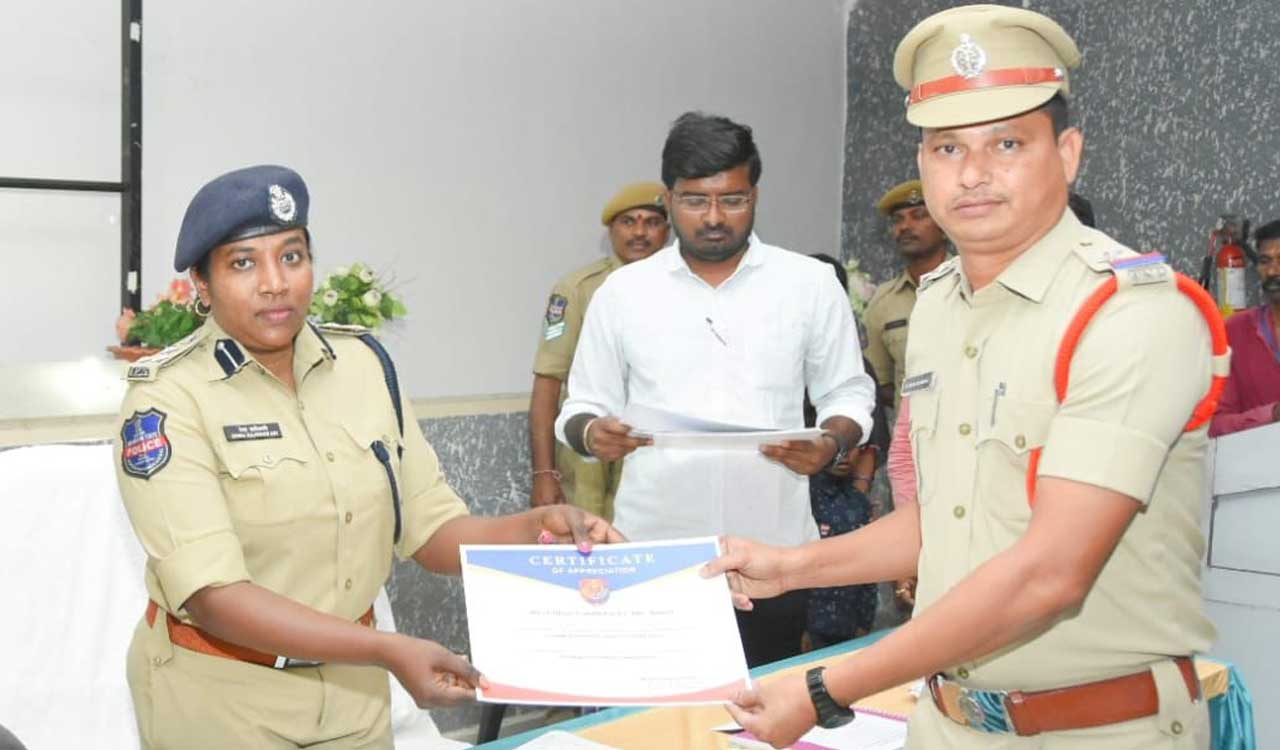 Mancherial: Jaipur SI wins prize in investigations