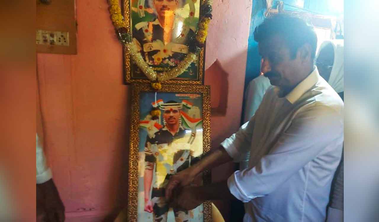 Medak MP extends financial support to BSF Jawan’s parents