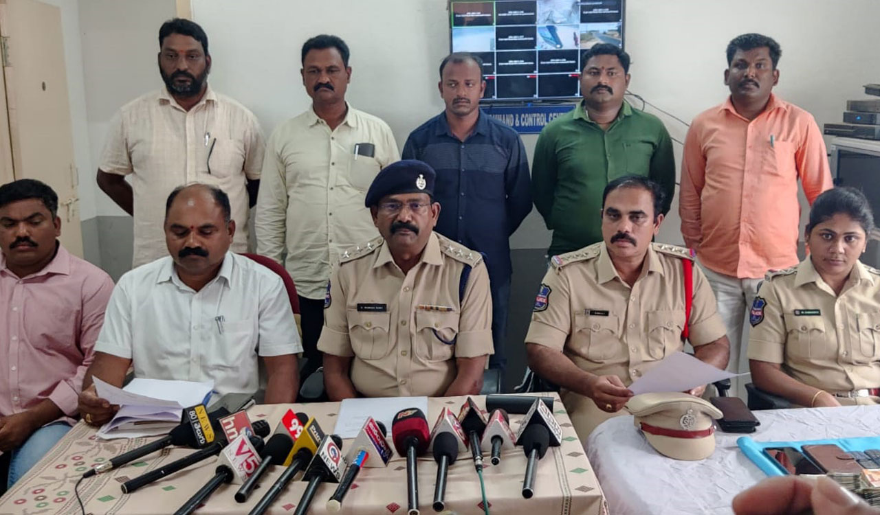 Four fake Naxalites arrested for kidnapping, extortion in Mahabubabad