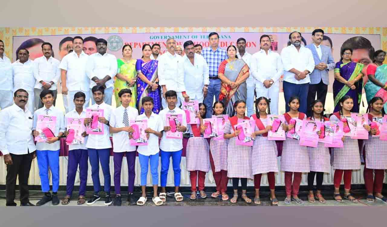 Stay away from TV, phones: Patancheru MLA urges Class 10 students