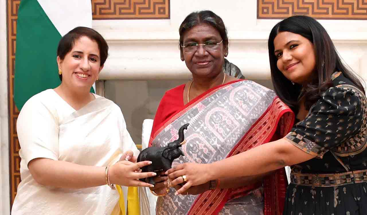 President Droupadi Murmu meets makers of ‘The Elephant Whisperers’