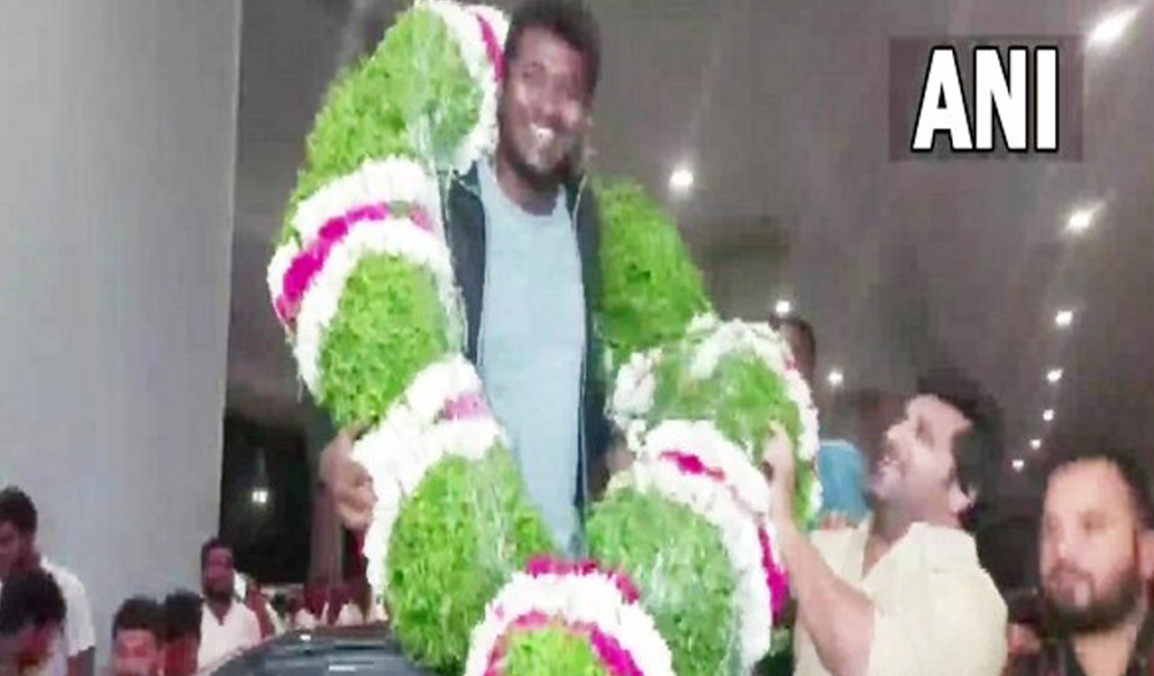 Grand welcome for ‘Naatu Naatu’ singer Rahul Sipligunj as he returns to Hyderabad