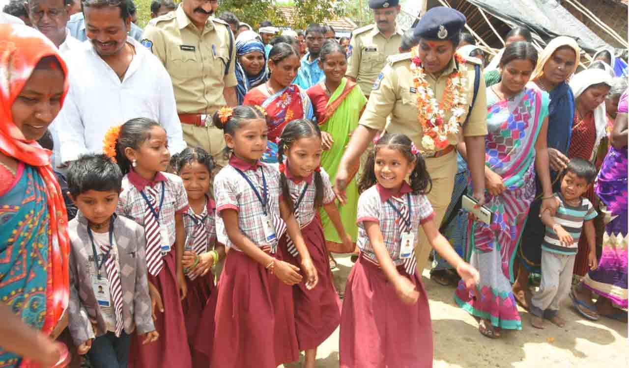Police distribute saris to 300 women in Mancherial