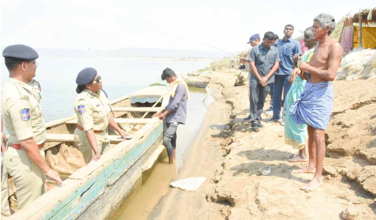Ramagundam CP inspects ferry points on borders of Telangana, Maharashtra