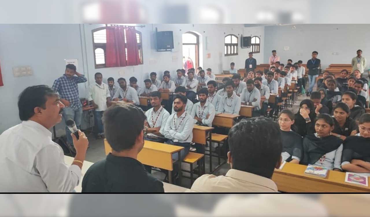 Khammam: Agricultural internship for B Tech students got underway at SBIT