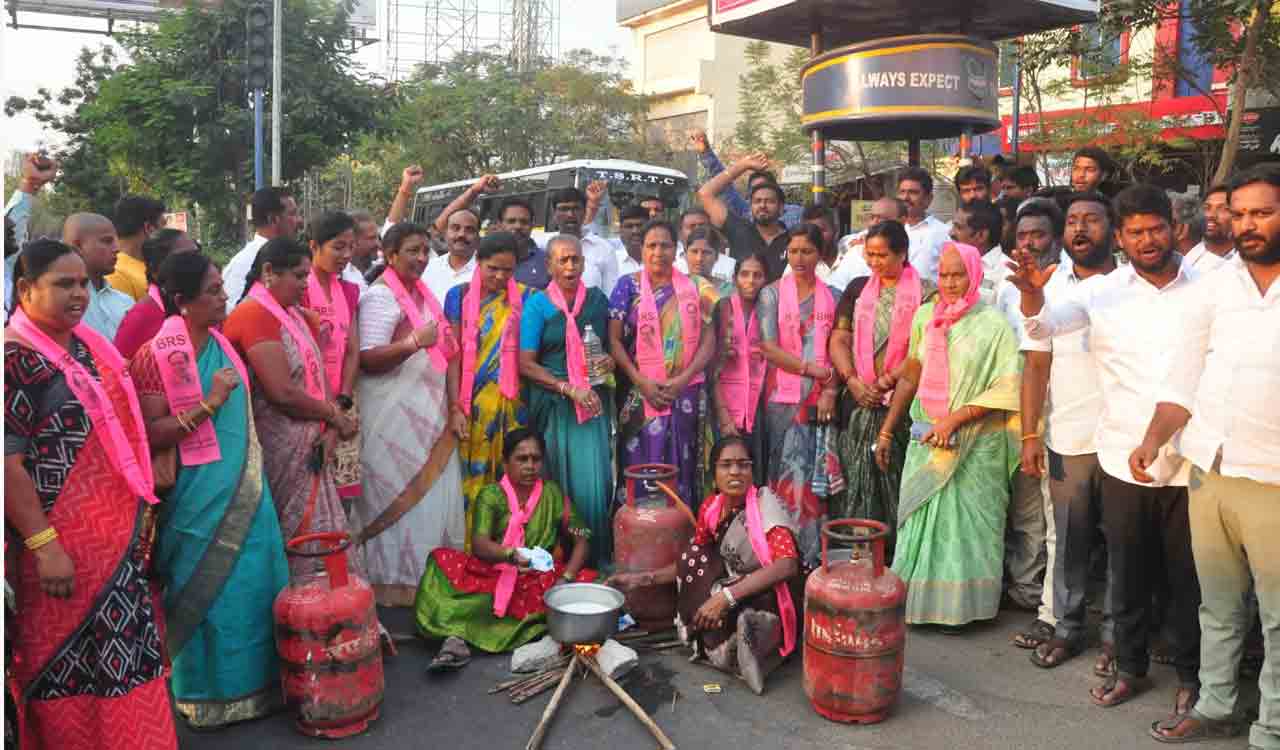 LPG price hike: Women protest in Siddipet