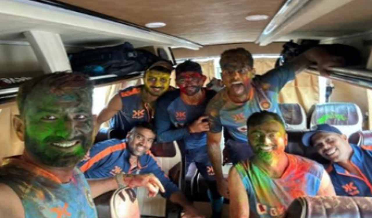 Indian cricket team enjoys Holi in team bus ahead of 4th Test in Ahmedabad