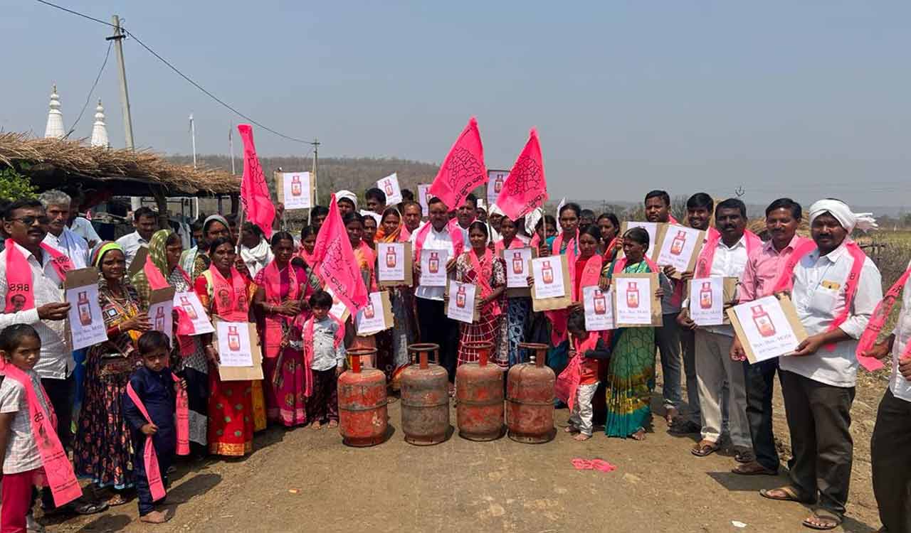 BRS cadres in Adilabad flay Centre for LPG price hike