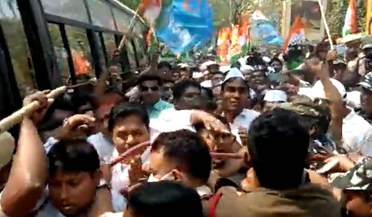 Khairatabad: Telangana Congress leaders detained during ‘chalo Raj Bhavan’ march