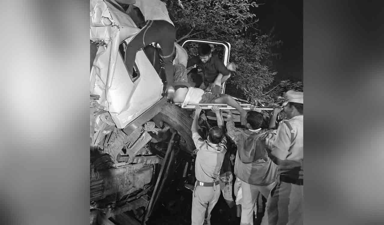 Lorry hits RTC bus: Cleaner dies; driver injured in Telangana