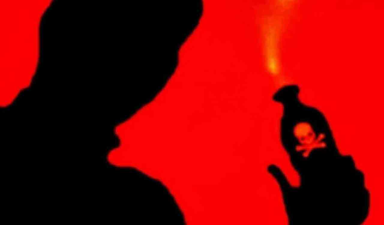 Tamil Nadu: Man hurls acid on wife inside court