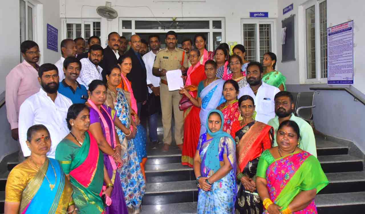 BRS protests, files complaint against Bandi in Siddipet too