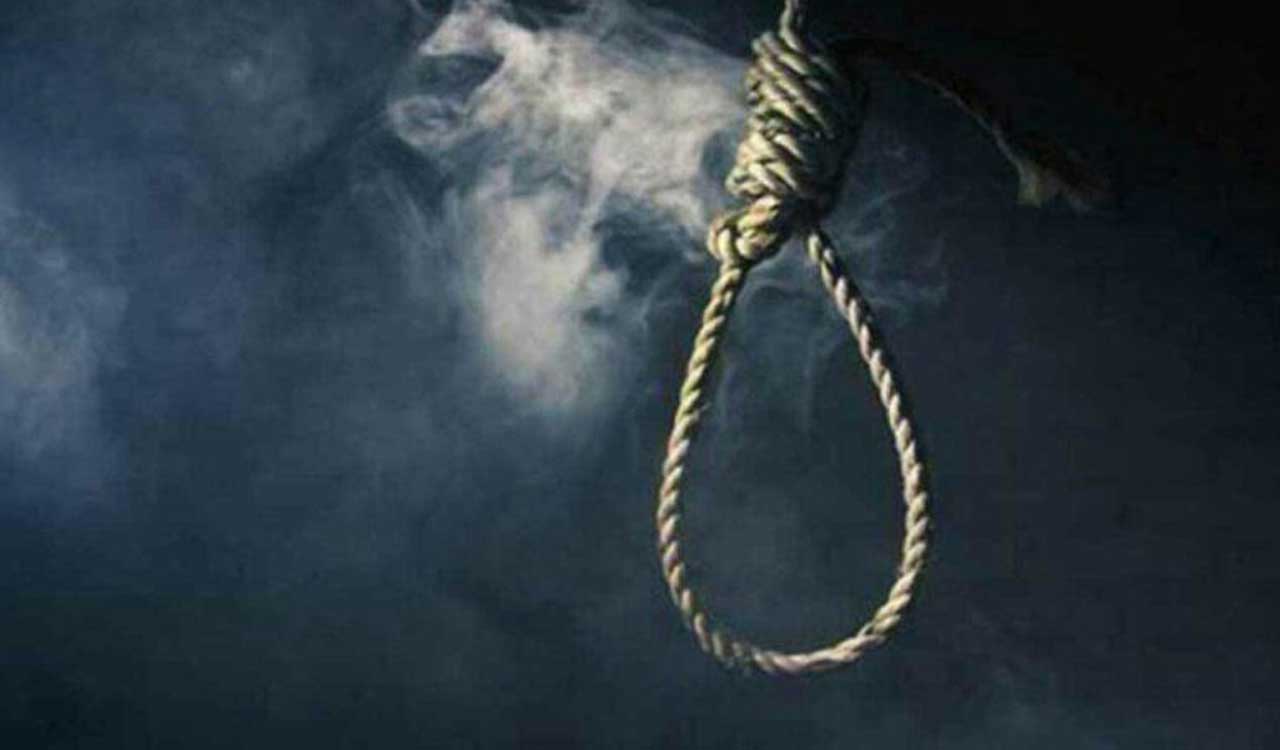 Woman constable found hanging in Warangal; dowry death alleged