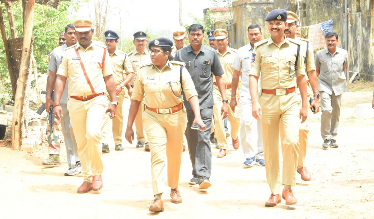 Mancherial: Ramagundam CP inspects Dandepalli, Jannaram police stations