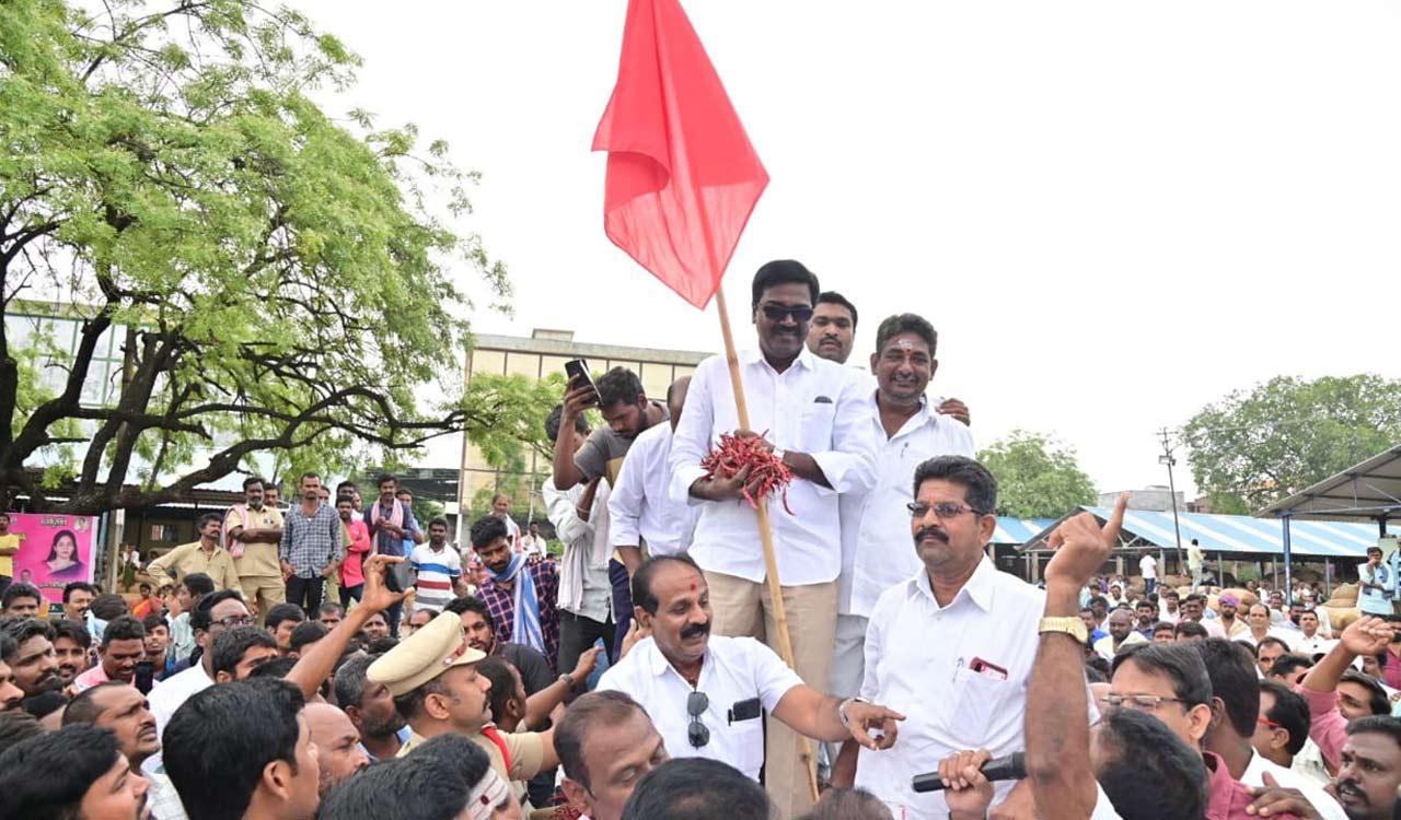 Teja variety chilli fetches record price of Rs 25,550 per quintal in Khammam