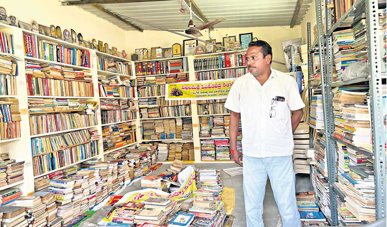 Govt school teacher sets up library with his salary in Suryapet